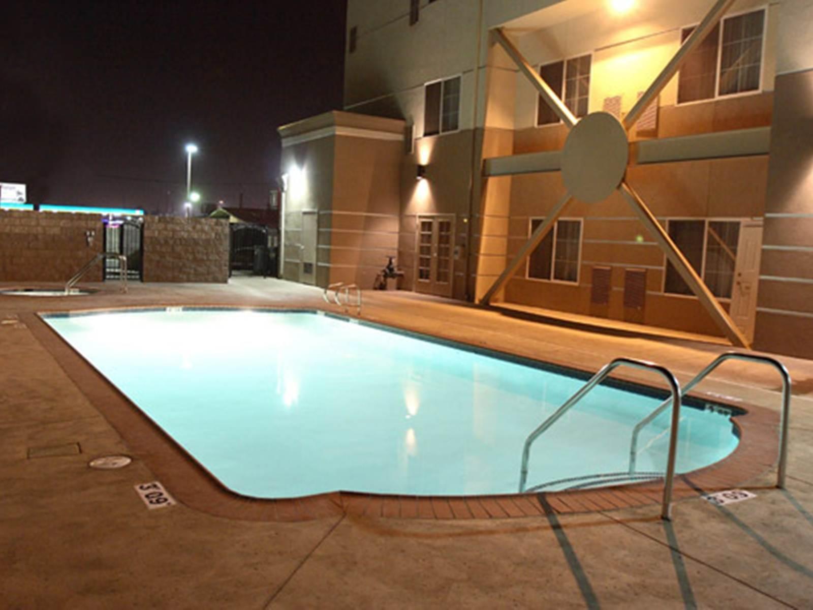 Holiday Inn Express & Suites Bakersfield Central Eksteriør billede