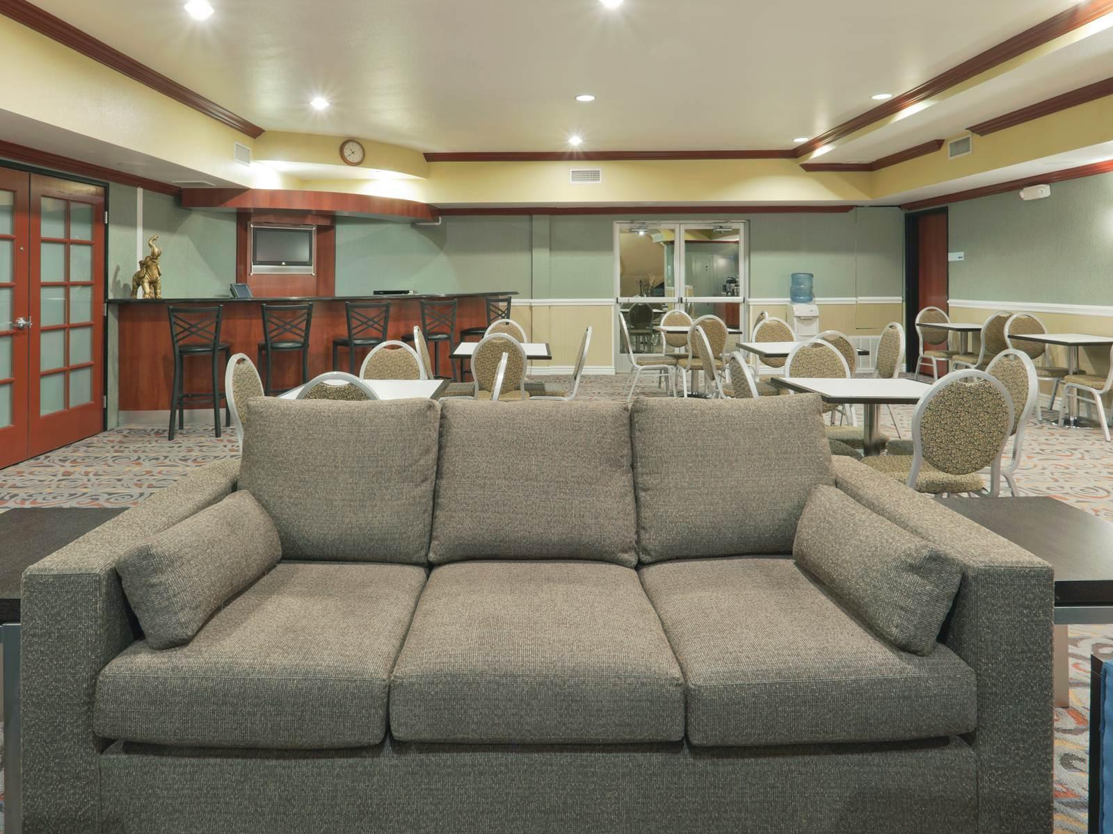 Holiday Inn Express & Suites Bakersfield Central By Ihg Eksteriør billede