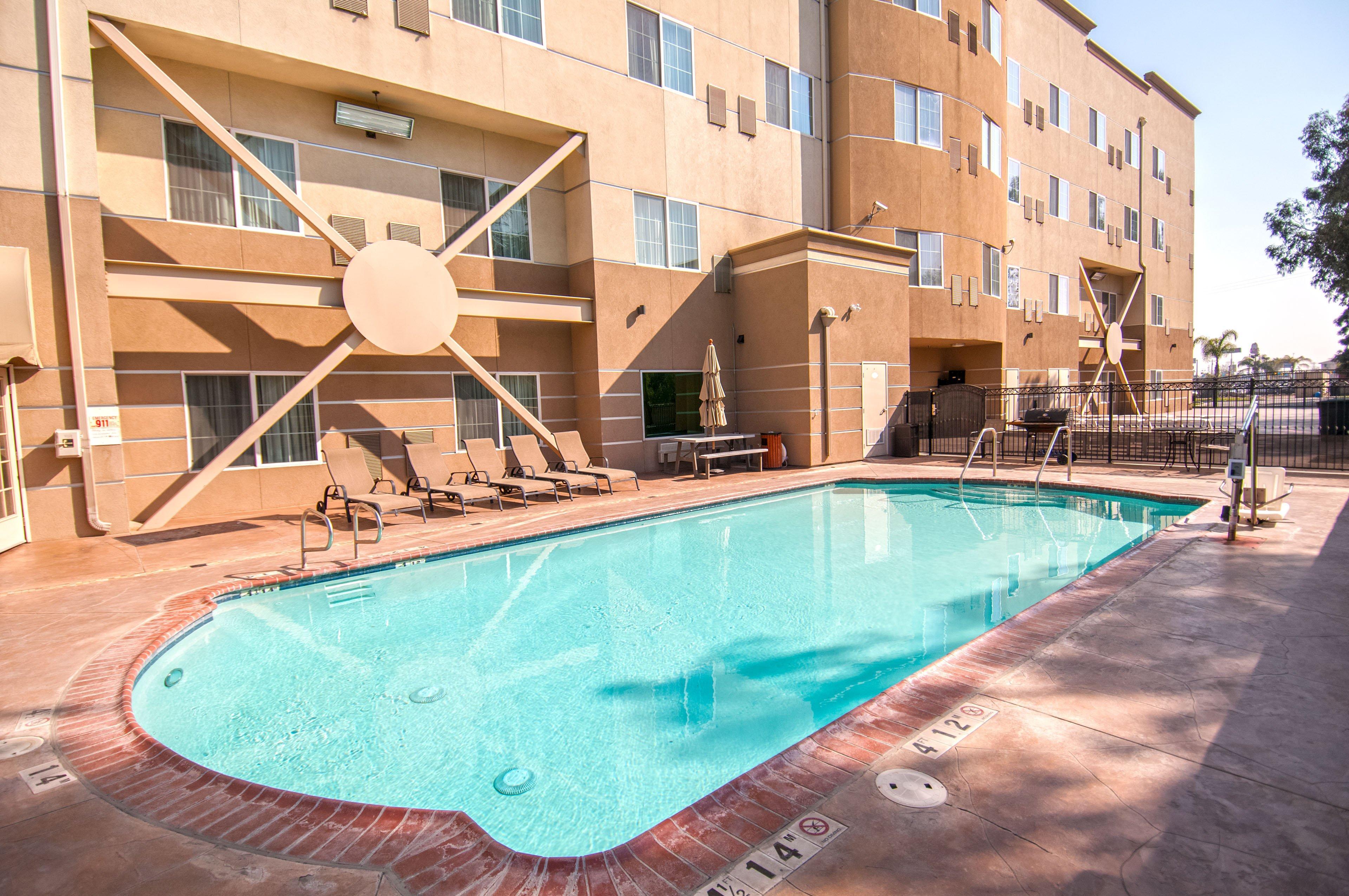 Holiday Inn Express & Suites Bakersfield Central By Ihg Eksteriør billede