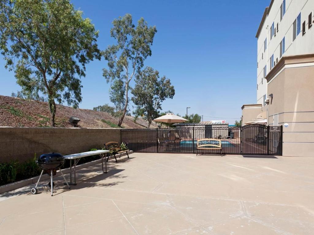Holiday Inn Express & Suites Bakersfield Central By Ihg Eksteriør billede