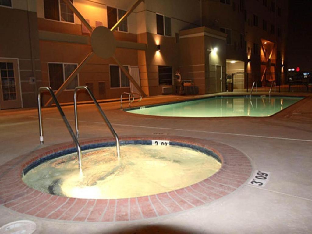 Holiday Inn Express & Suites Bakersfield Central By Ihg Eksteriør billede