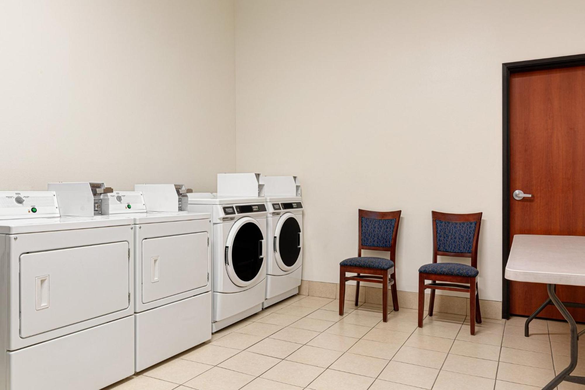 Holiday Inn Express & Suites Bakersfield Central By Ihg Eksteriør billede