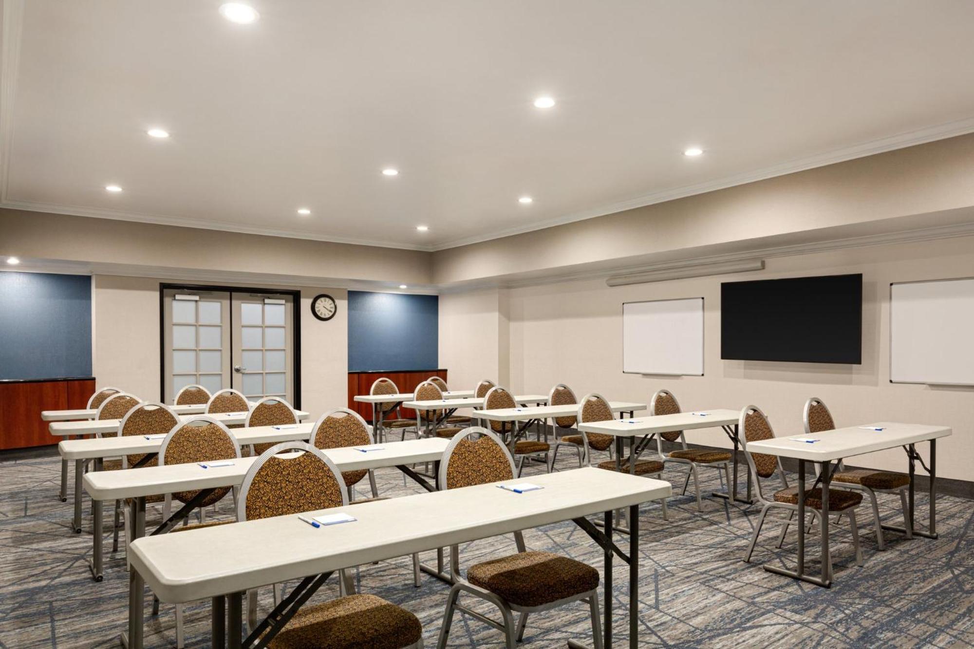 Holiday Inn Express & Suites Bakersfield Central By Ihg Eksteriør billede