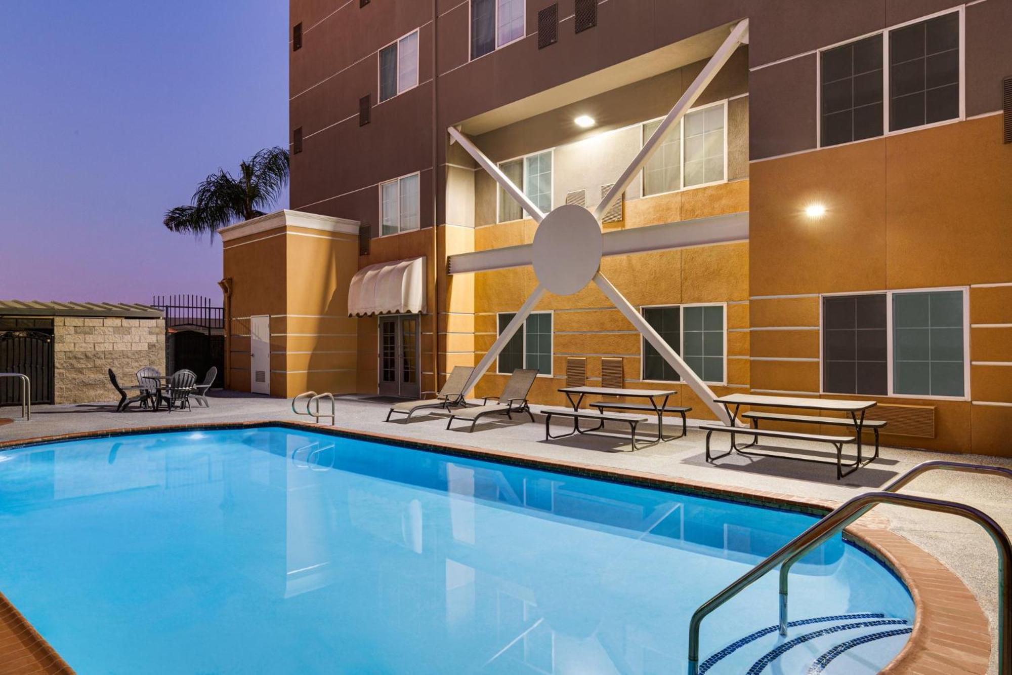 Holiday Inn Express & Suites Bakersfield Central By Ihg Eksteriør billede