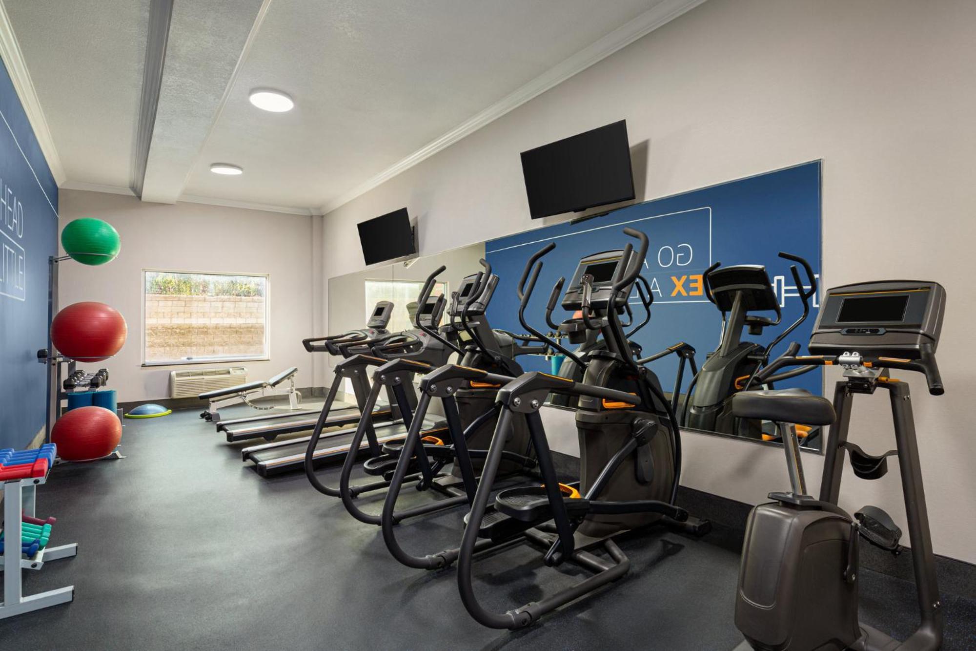 Holiday Inn Express & Suites Bakersfield Central By Ihg Eksteriør billede