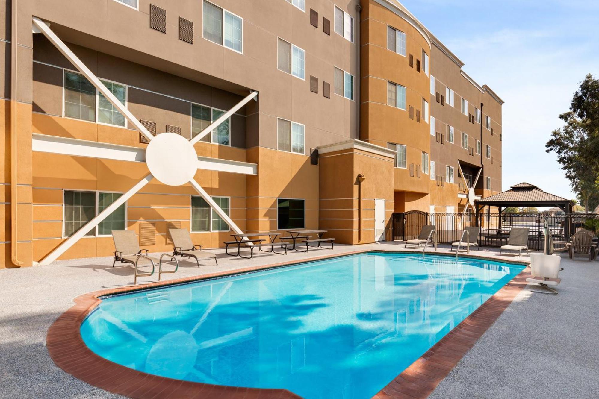 Holiday Inn Express & Suites Bakersfield Central By Ihg Eksteriør billede