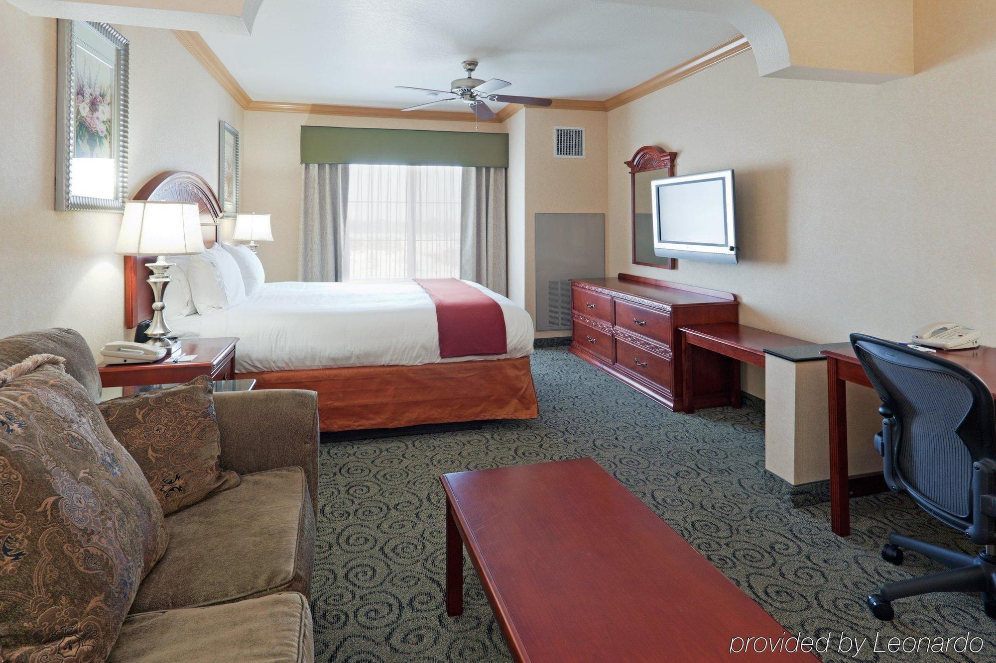 Holiday Inn Express & Suites Bakersfield Central Værelse billede